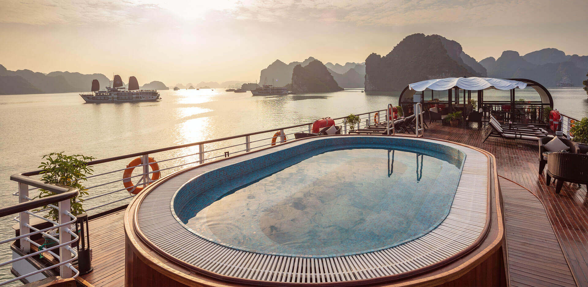 cruise in halong