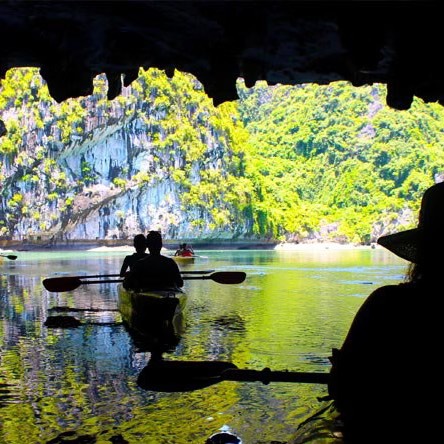 Chèo thuyền Kayak khám phá hang động huyền bí trên Vịnh Lan Hạ – Hang Sáng Tối